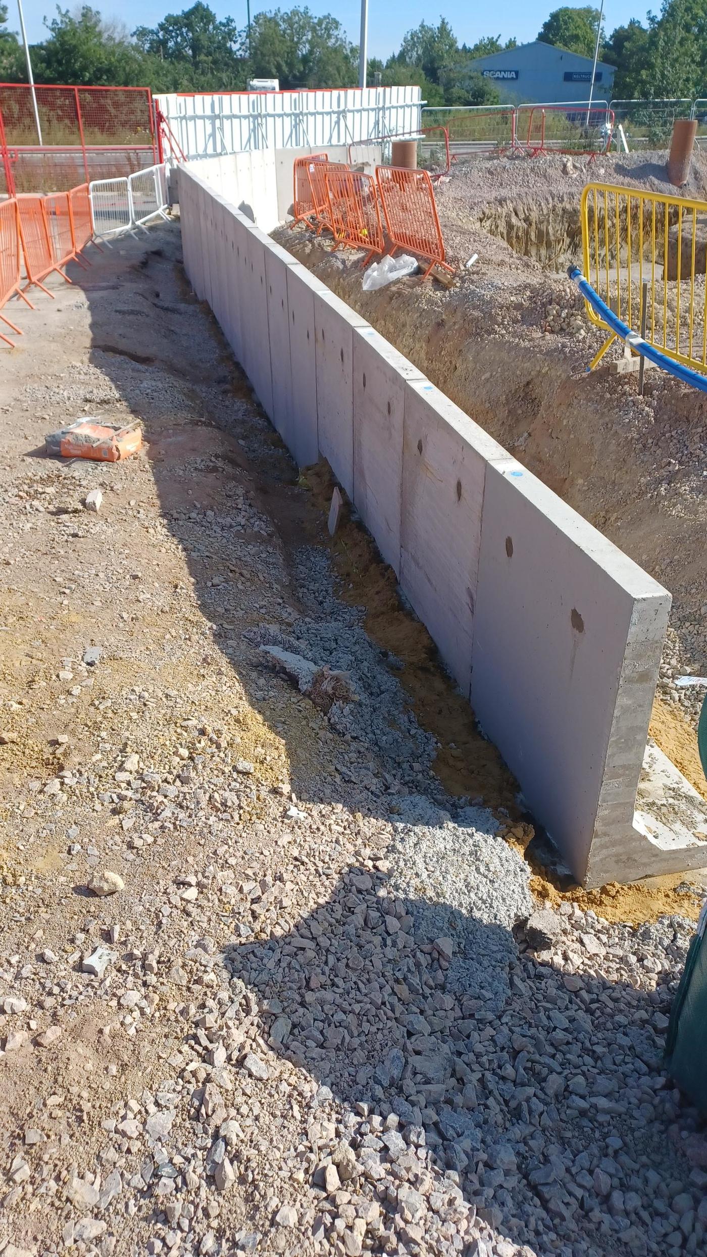 L-wall retaining wall