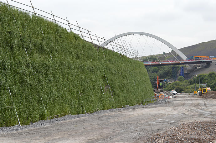 A textomur wall on the A465